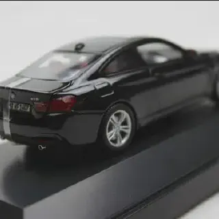 /img/49771-diecast-bmw-4-series-display.webp