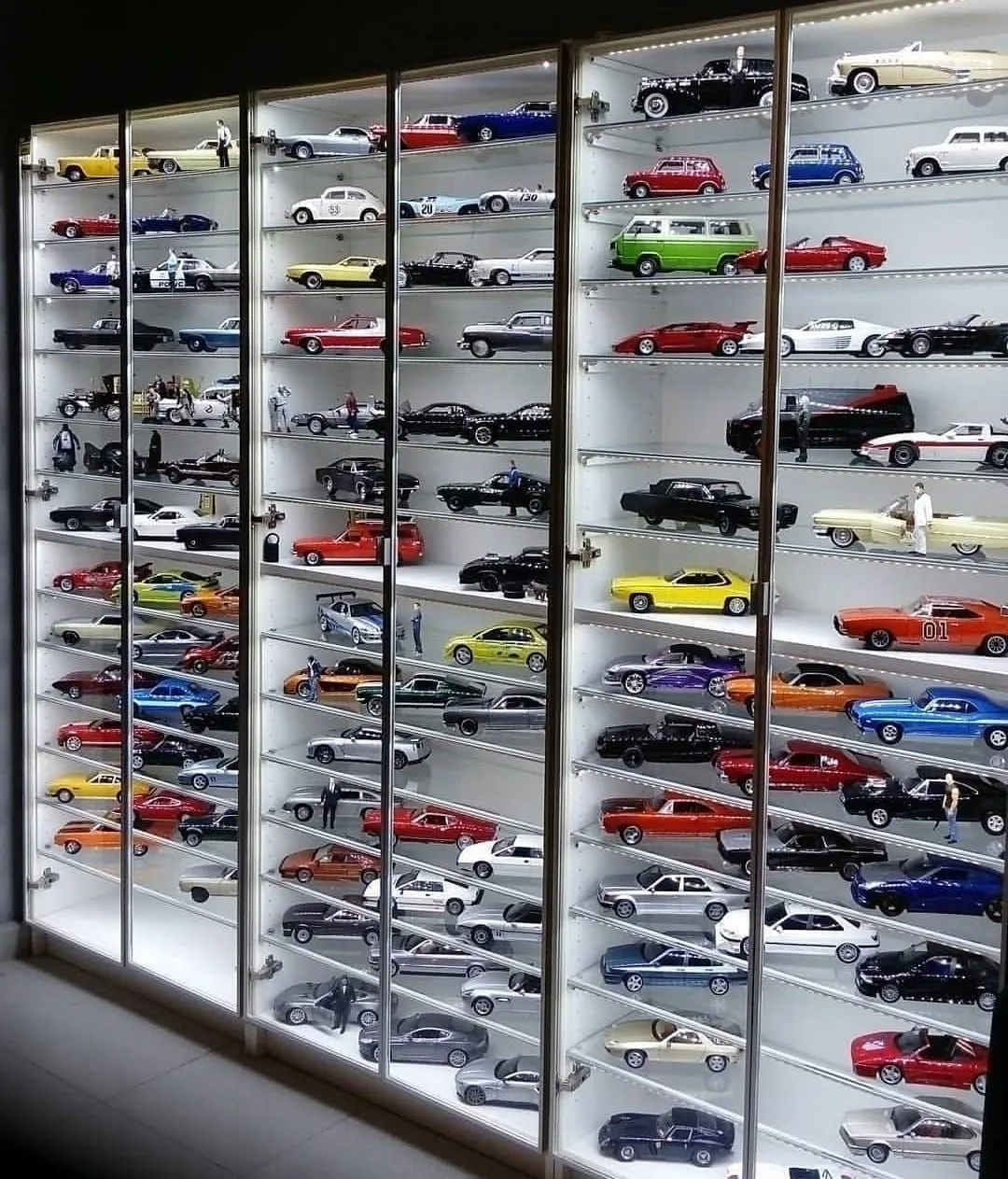 /img/49785-diecast-cars-display.webp