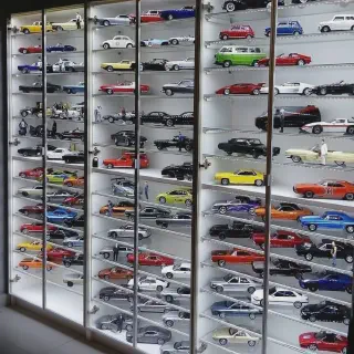 /img/49785-diecast-cars-display.webp