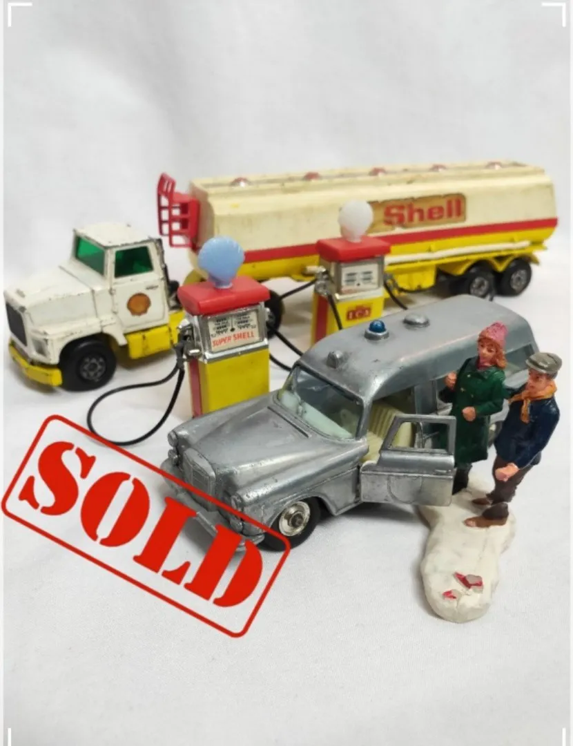 49845 realistic scale petrol pumps