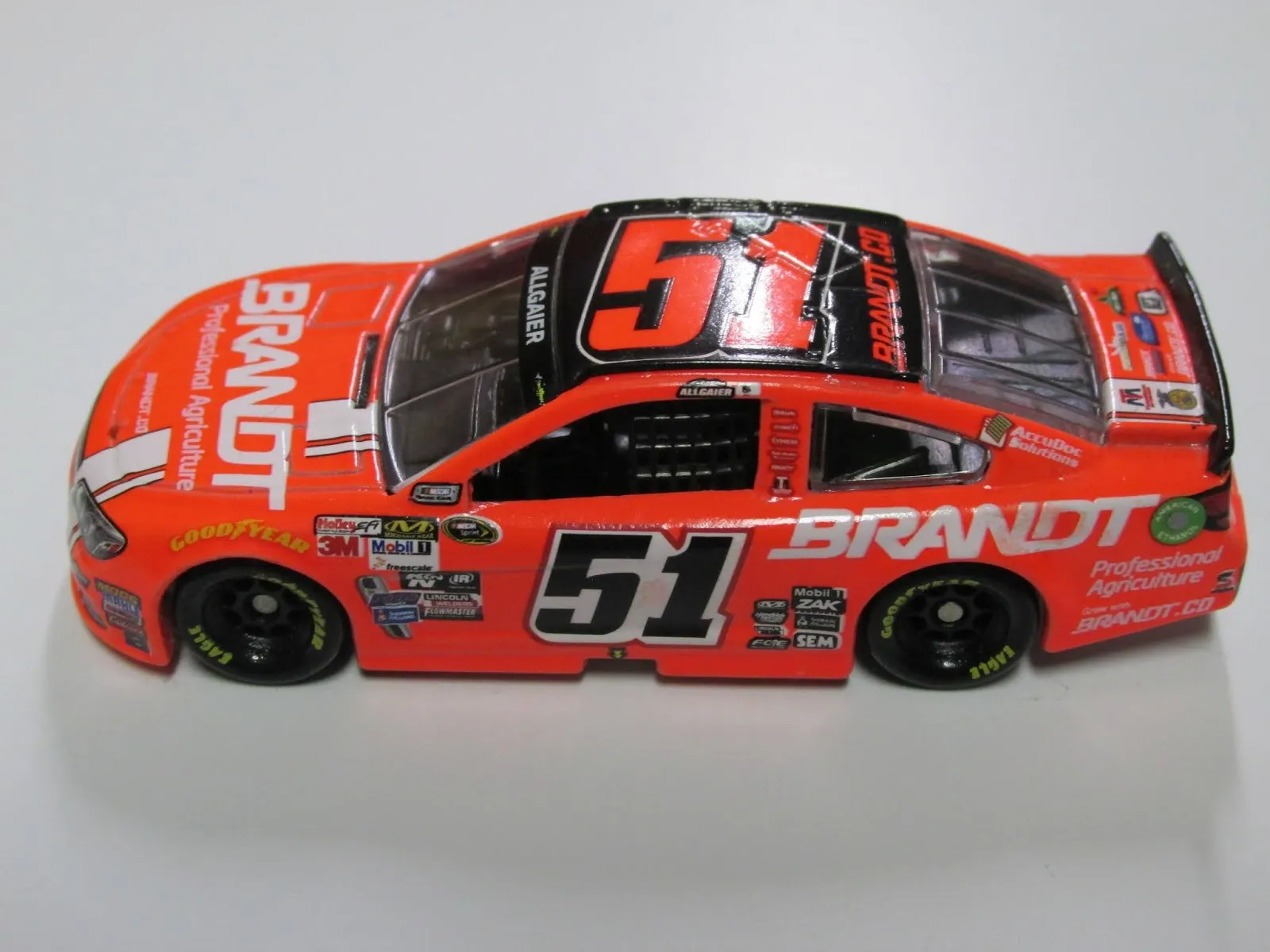 /img/49880-nascar-diecast-collectors-guide.webp