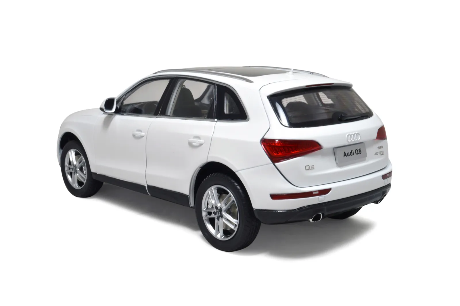 /img/49893-audi-q5-diecast-models-display.webp