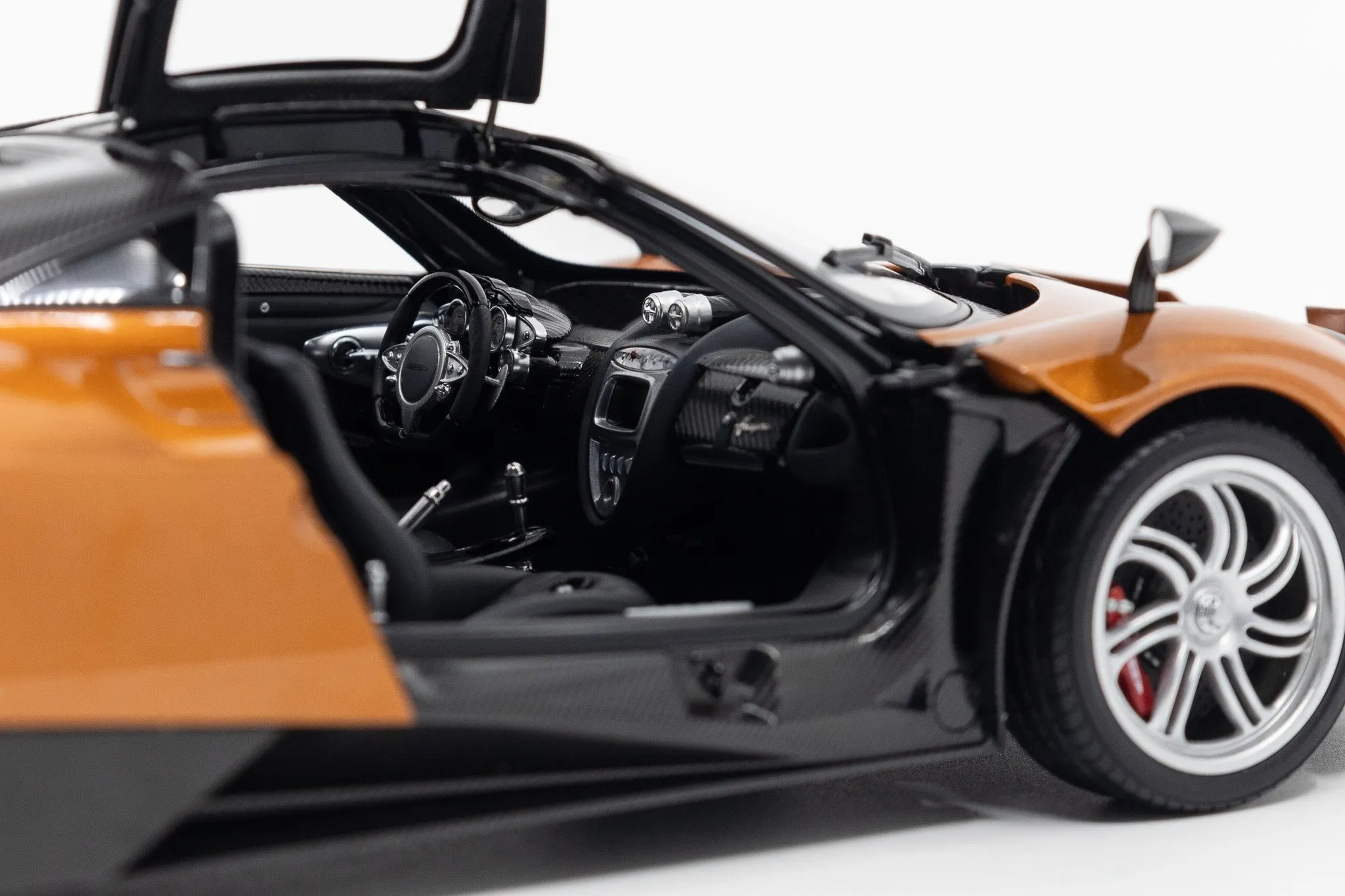 49902 pagani huayra diecast detailing