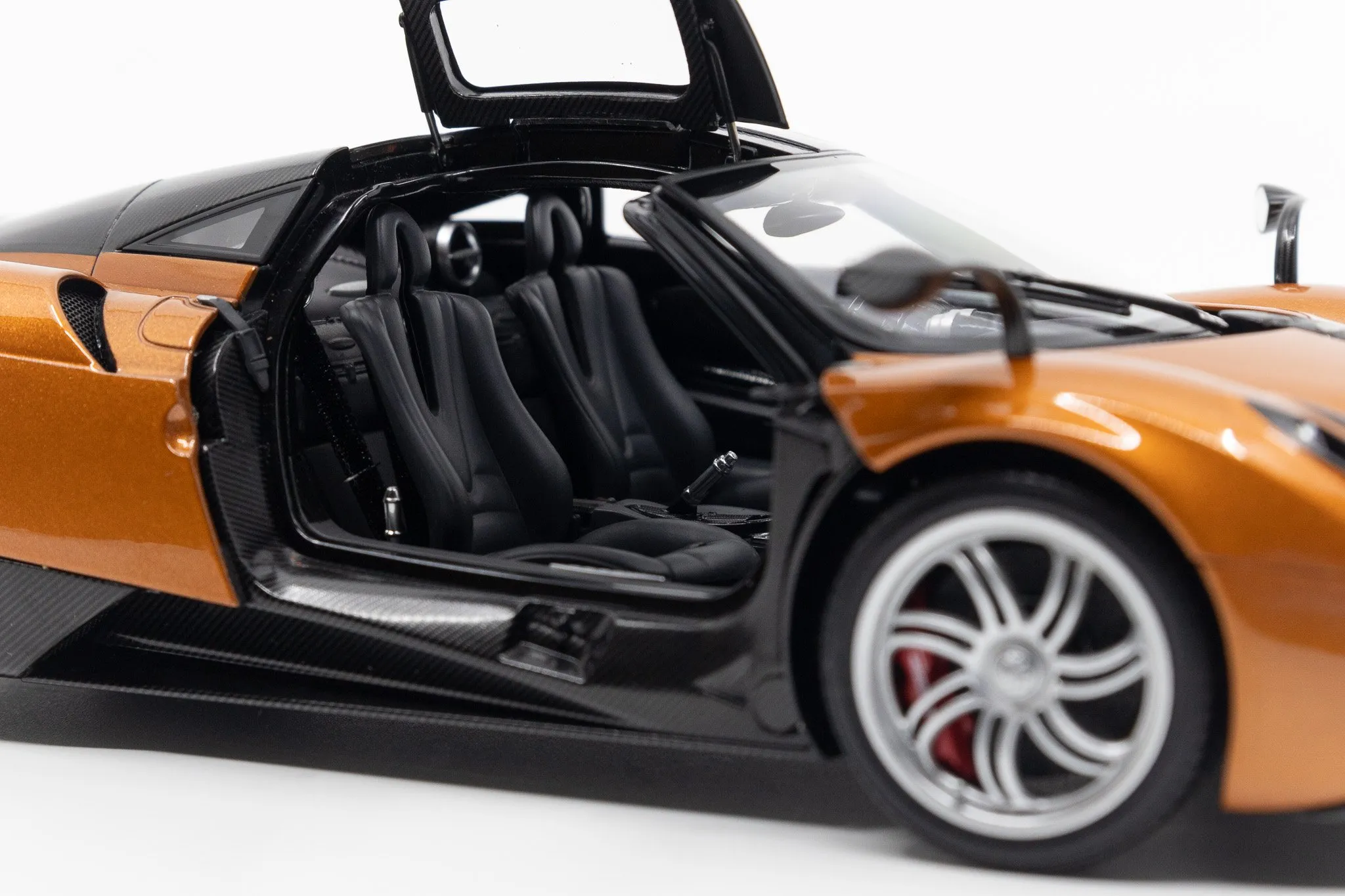 /img/49902-pagani-huayra-roadster-diecast.webp