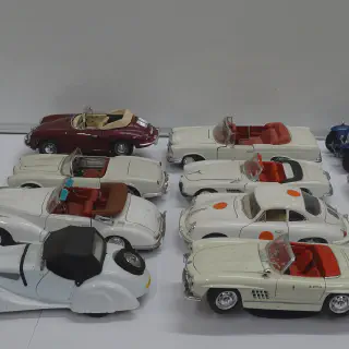 /img/49920-diecast-car-display.webp