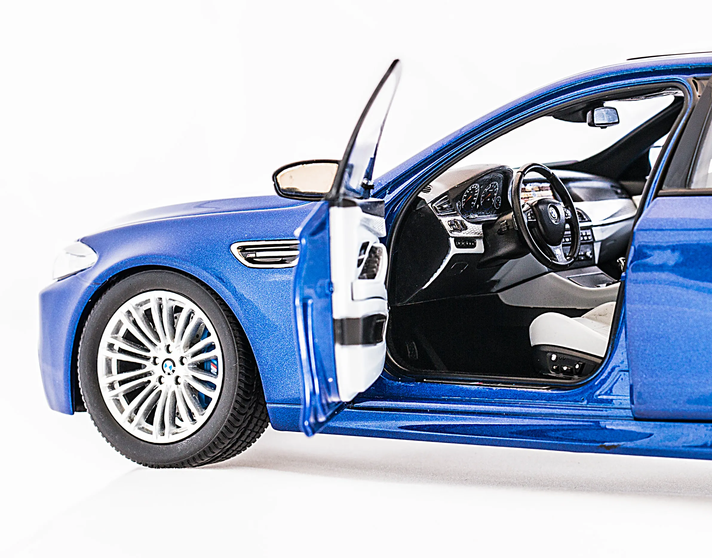 49931 bmw m5 f10 diecast model detail