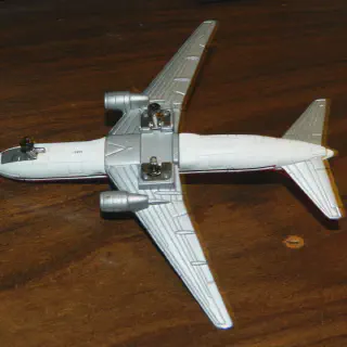 /img/49933-diecast-airplane-maintenance.webp