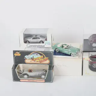 /img/49989-diecast-car-details.webp