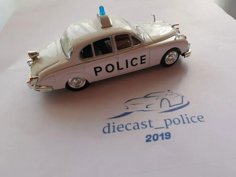 49993 volvo police car